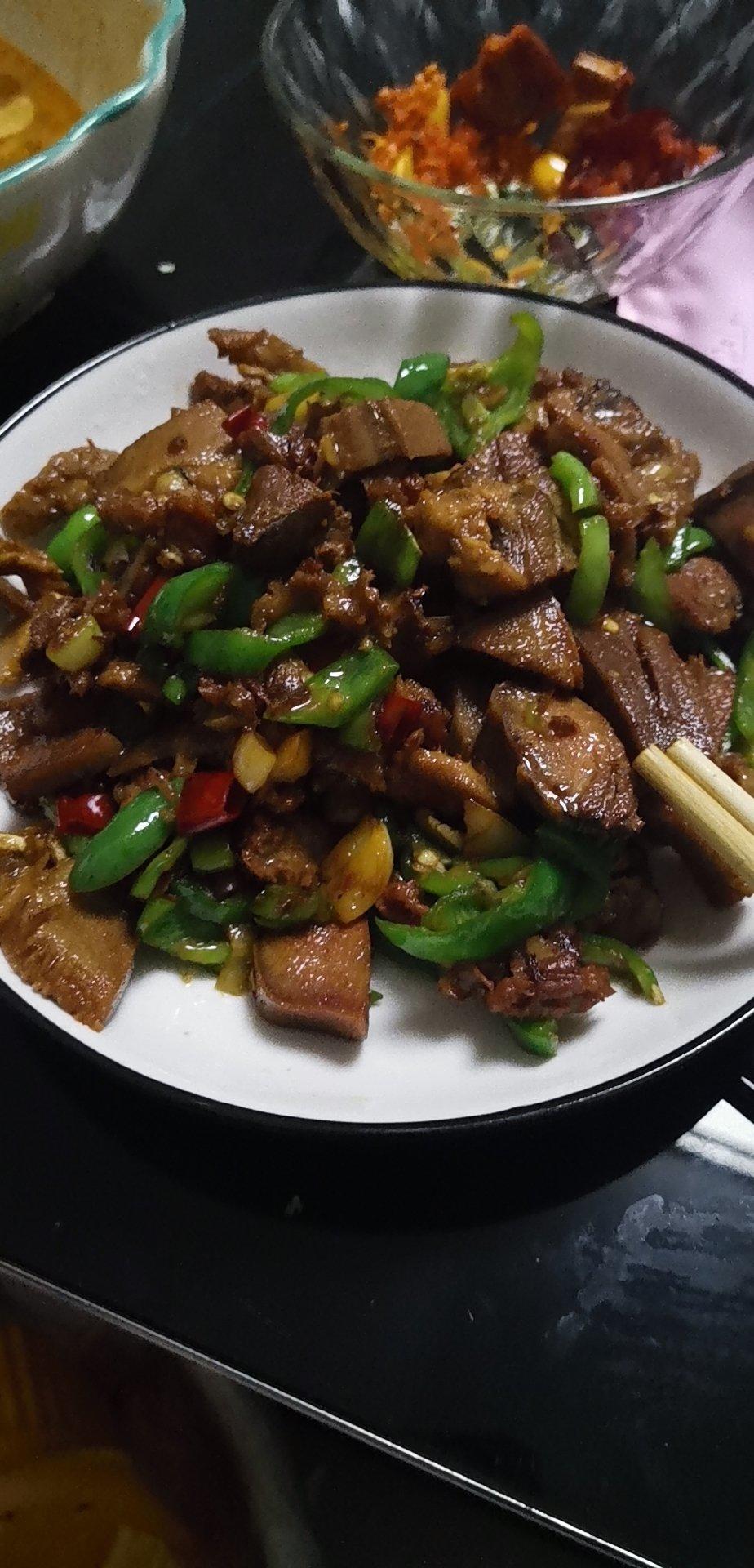 小赵厨神1做的青椒炒猪舌头