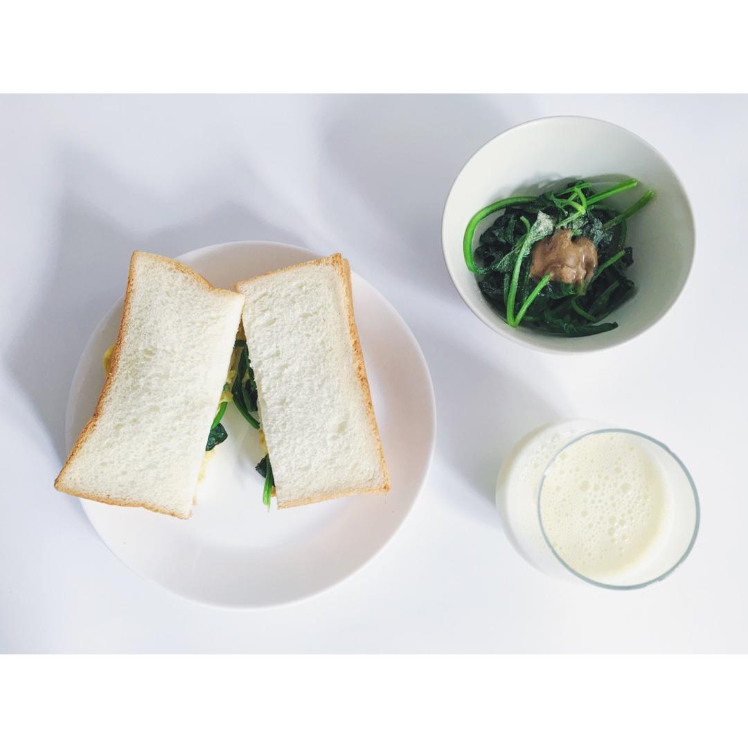 奶油菠菜鸡蛋三明治