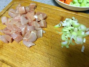 简单酱三丁：胡萝卜黄瓜鸡肉丁的做法 步骤2