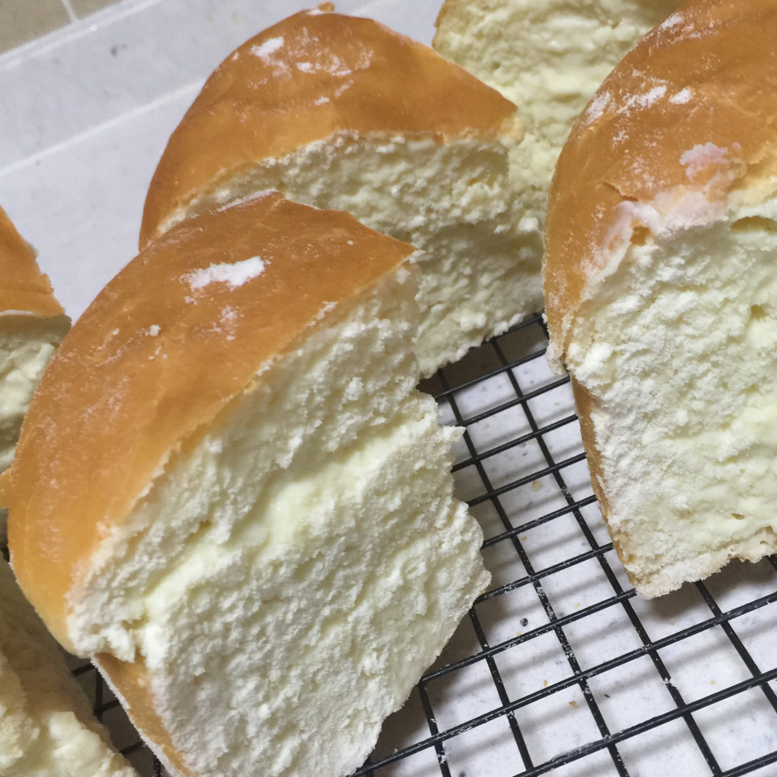 炼乳奶酪包---有面包机的同学做起来更方便哦~~