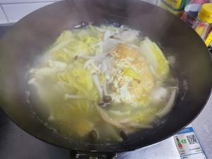 鲜掉眉毛的蘑菇白菜汤的做法 步骤4