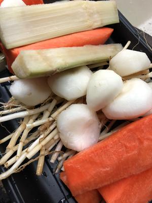 竹蔗茅根马蹄胡萝卜🥕玉米🌽骨头汤的做法 步骤1
