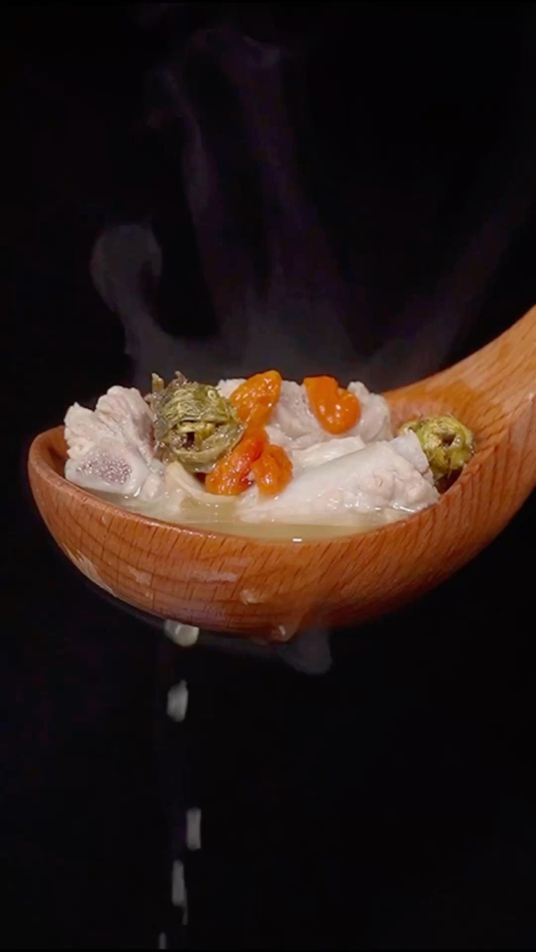 在这个寒冷的冬季，为你在外辛苦工作的爱人做一道排骨汤吧的做法