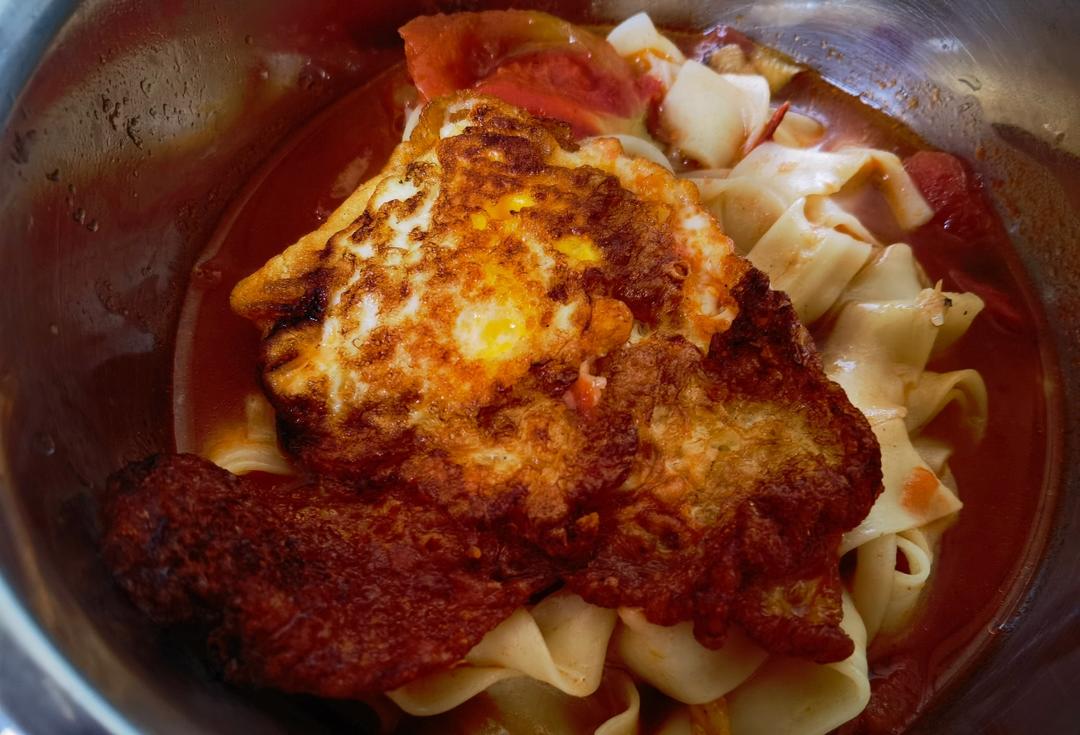 好吃到汤汁不剩～浓郁的番茄荷包蛋焖面