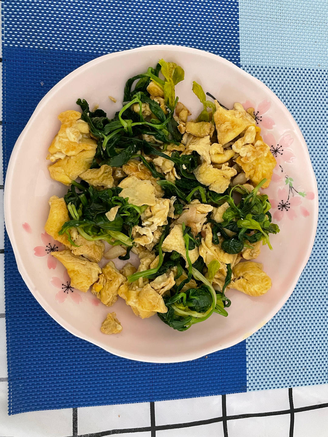 芹菜叶炒鸡蛋(真的很好吃)