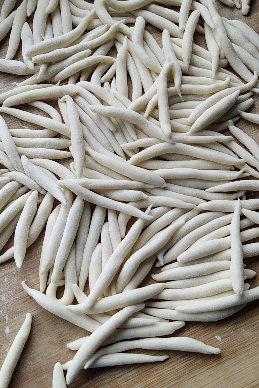 冬天雪大姐做的白面搓鱼