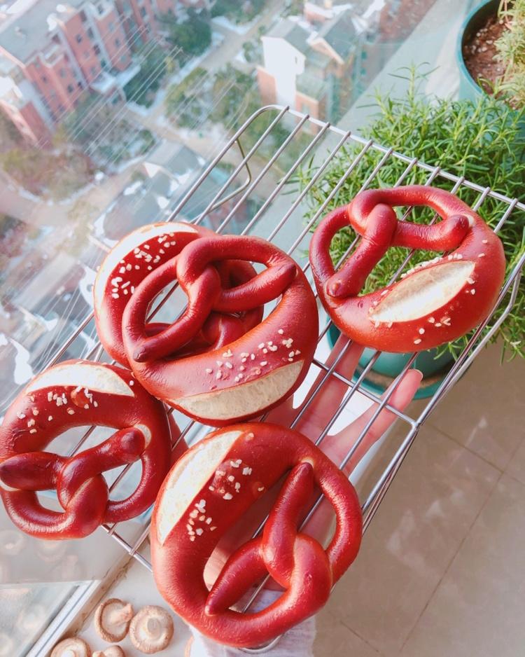 德国碱水面包Brezen（普雷节、巴伐利亚面包、扭结面包）