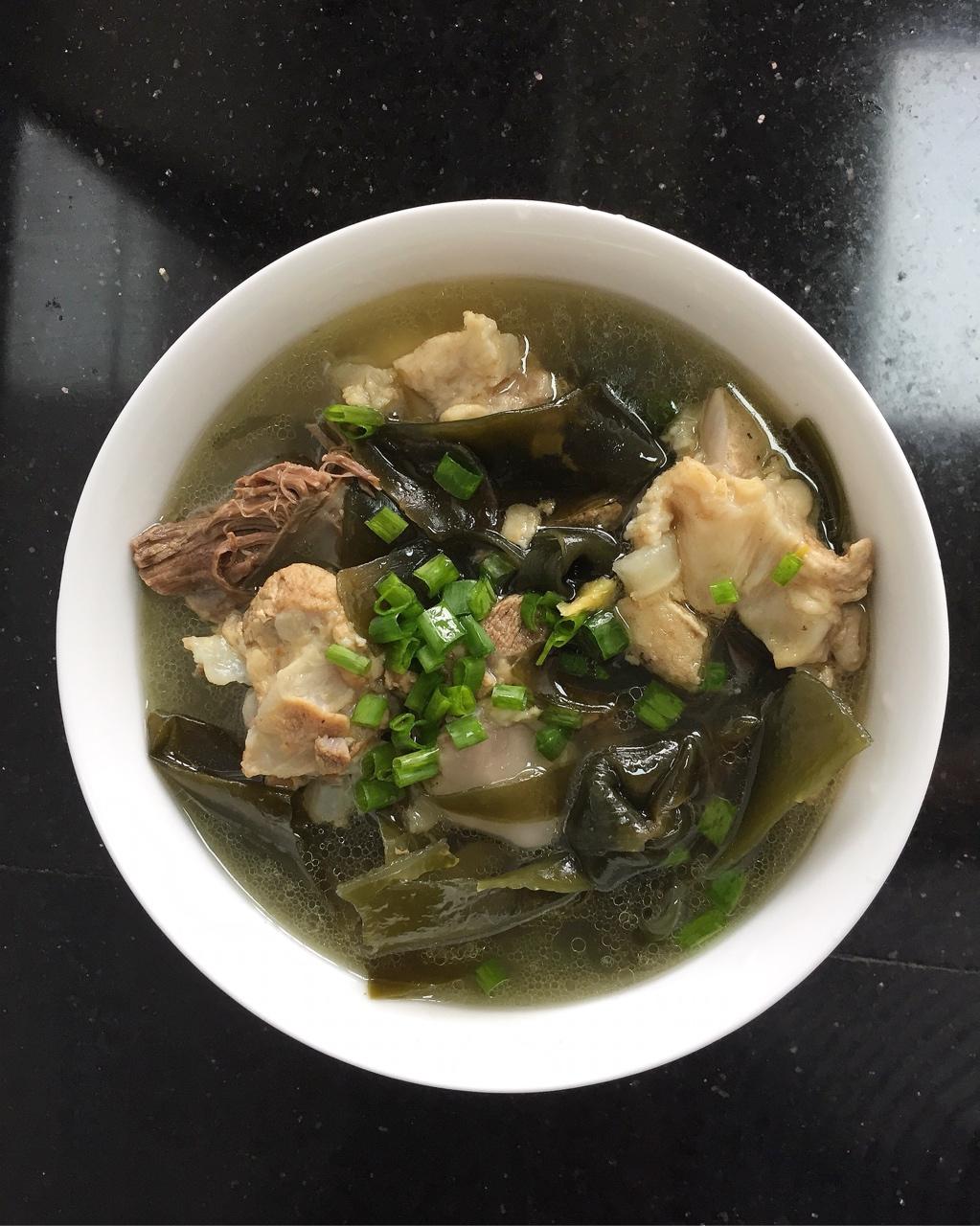 米米乐乐做的海带筒骨汤