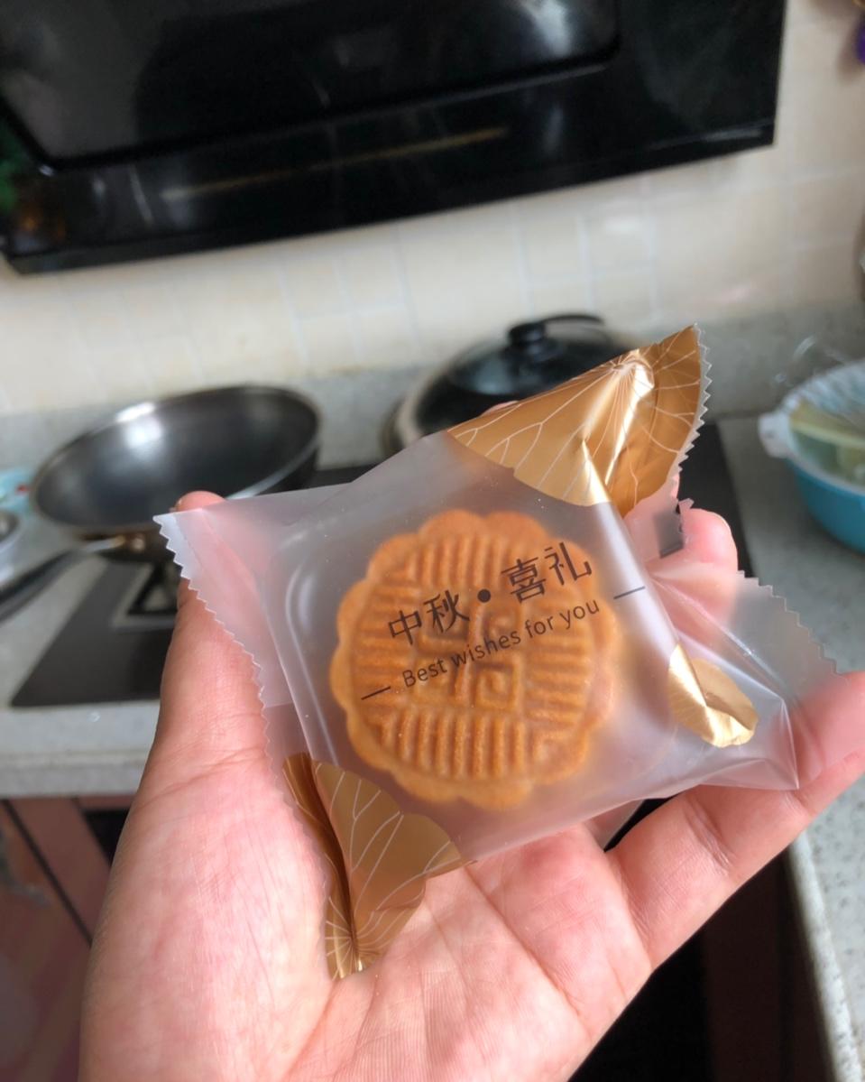 广式月饼—蛋黄芝麻月饼