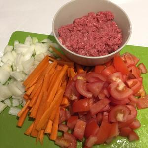 番茄萝卜肉末意面的做法 步骤2