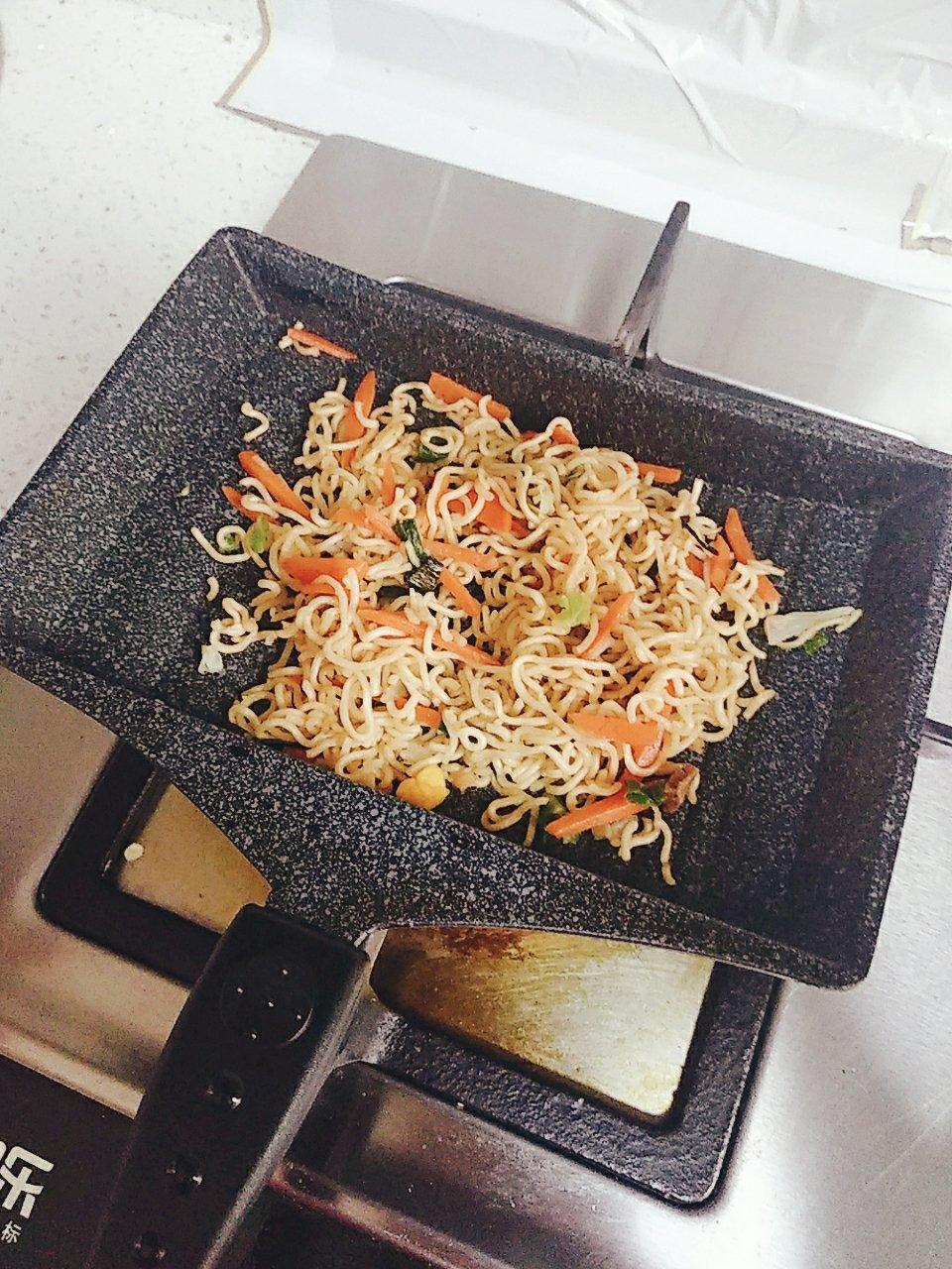 夜宵首选炒泡面