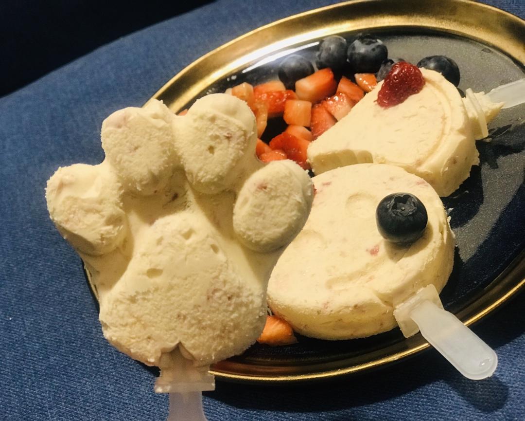 不需要冷冻搅拌的草莓冰淇淋