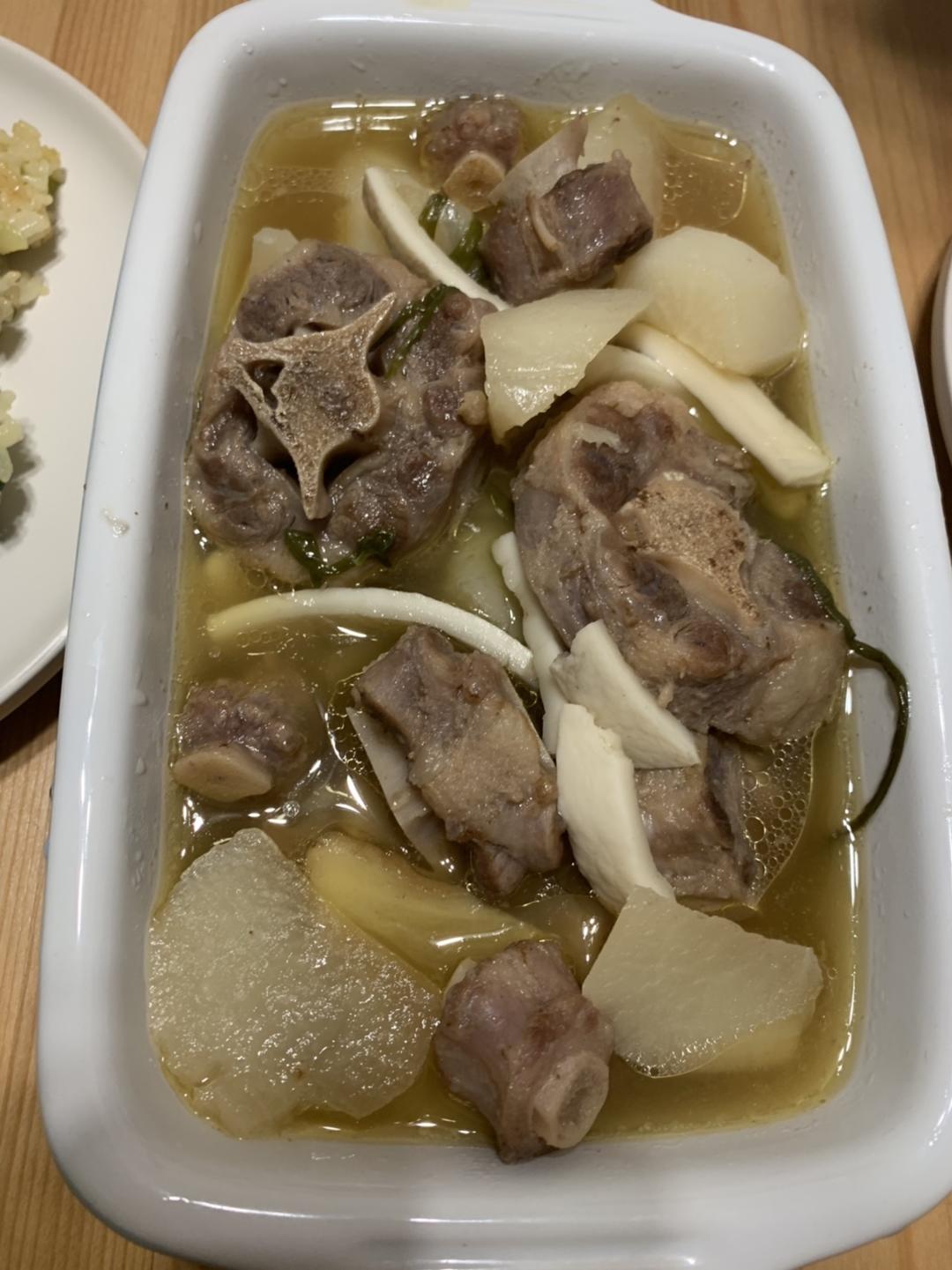 牛尾萝卜汤的做法