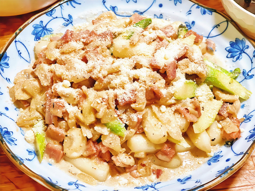 白酱蘑菇培根意大利面