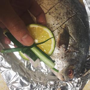 千石烤箱 烤金鲳鱼的做法 步骤3