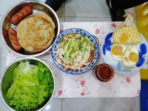 油饼卷生菜、鸡蛋、火腿2019-05-21的做法 步骤3