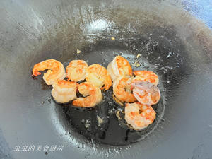 我家的大虾烧白菜的做法 步骤2