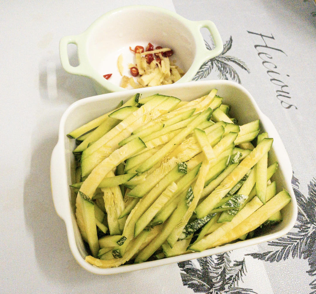 清炖白萝卜豆腐鲫鱼汤【5月珐琅铸铁锅食谱】