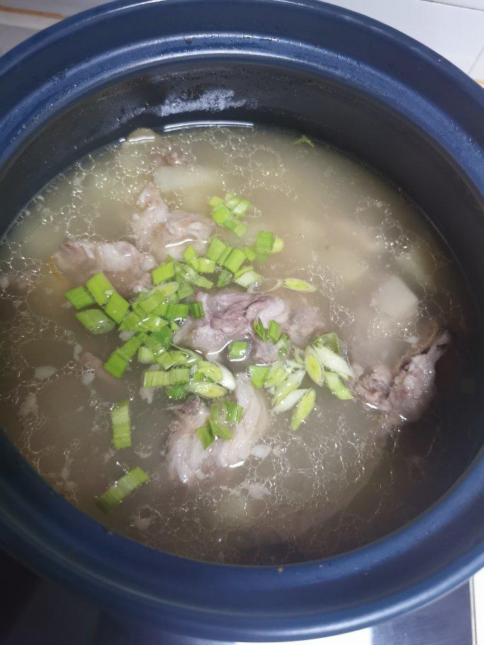 轻轻的炖一锅羊肉汤，冬季我来过。