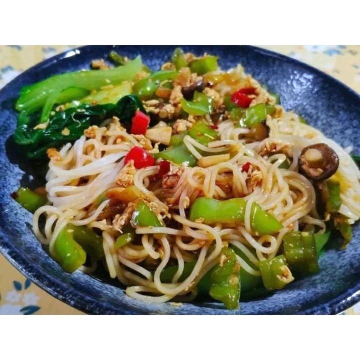 樱舞楂姬做的青椒鸡蛋盖面
