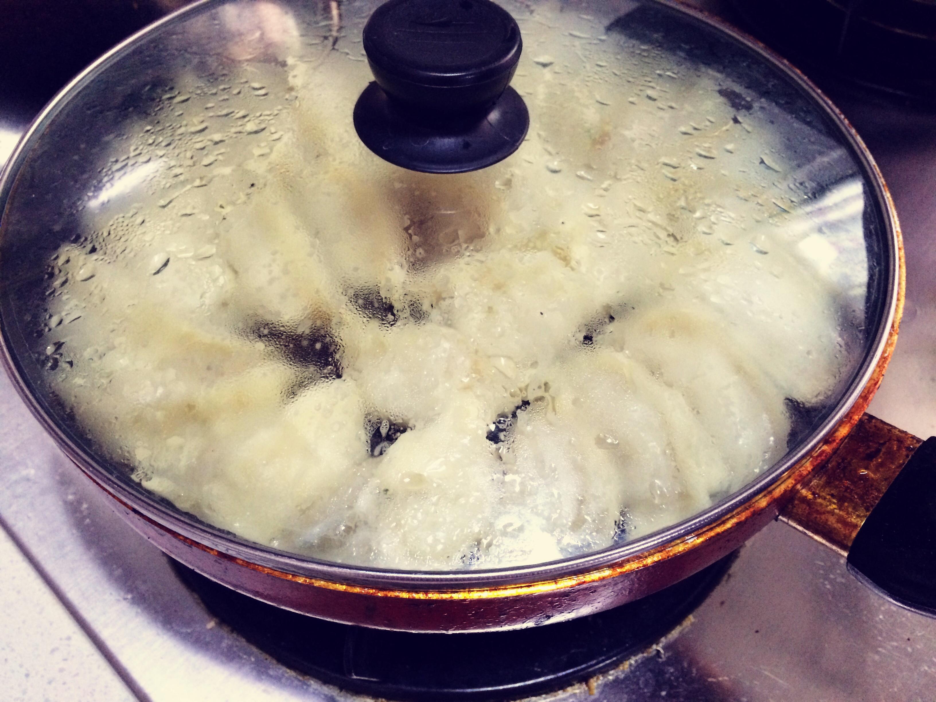 如何做不油腻不耗油的锅饺的做法 步骤2