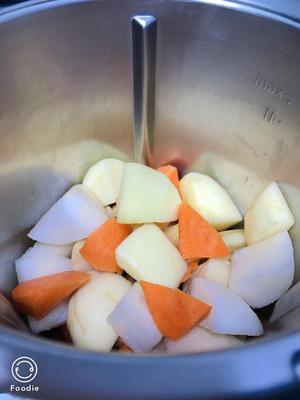 【樉樉的小厨房】三步教你做热乎乎～小美版胡萝卜苹果雪梨汁的做法 步骤1