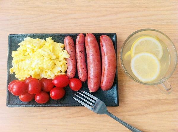 5分钟早餐之煎肠煎蛋的做法
