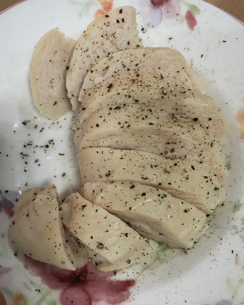 我是小u做的完美口感的水煮鸡胸肉 poached chicken breast