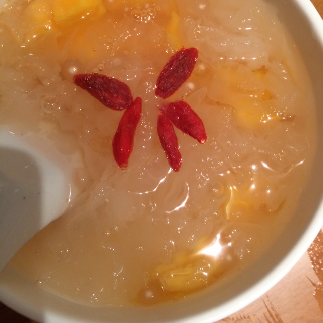 芒果银耳椰汁西米露