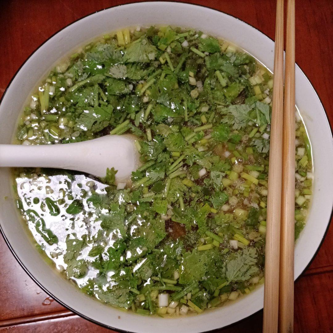 一碗清汤面 🍜 —— 秋日里的治愈系