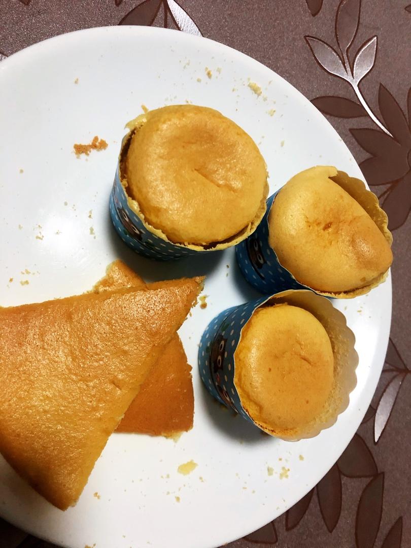 7个炼乳杯子蛋糕，我特别喜欢杯子蛋糕，不用洗模具……😀