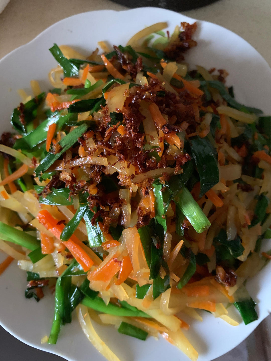 红黄绿三色“胡萝卜土豆丝炒韭菜”