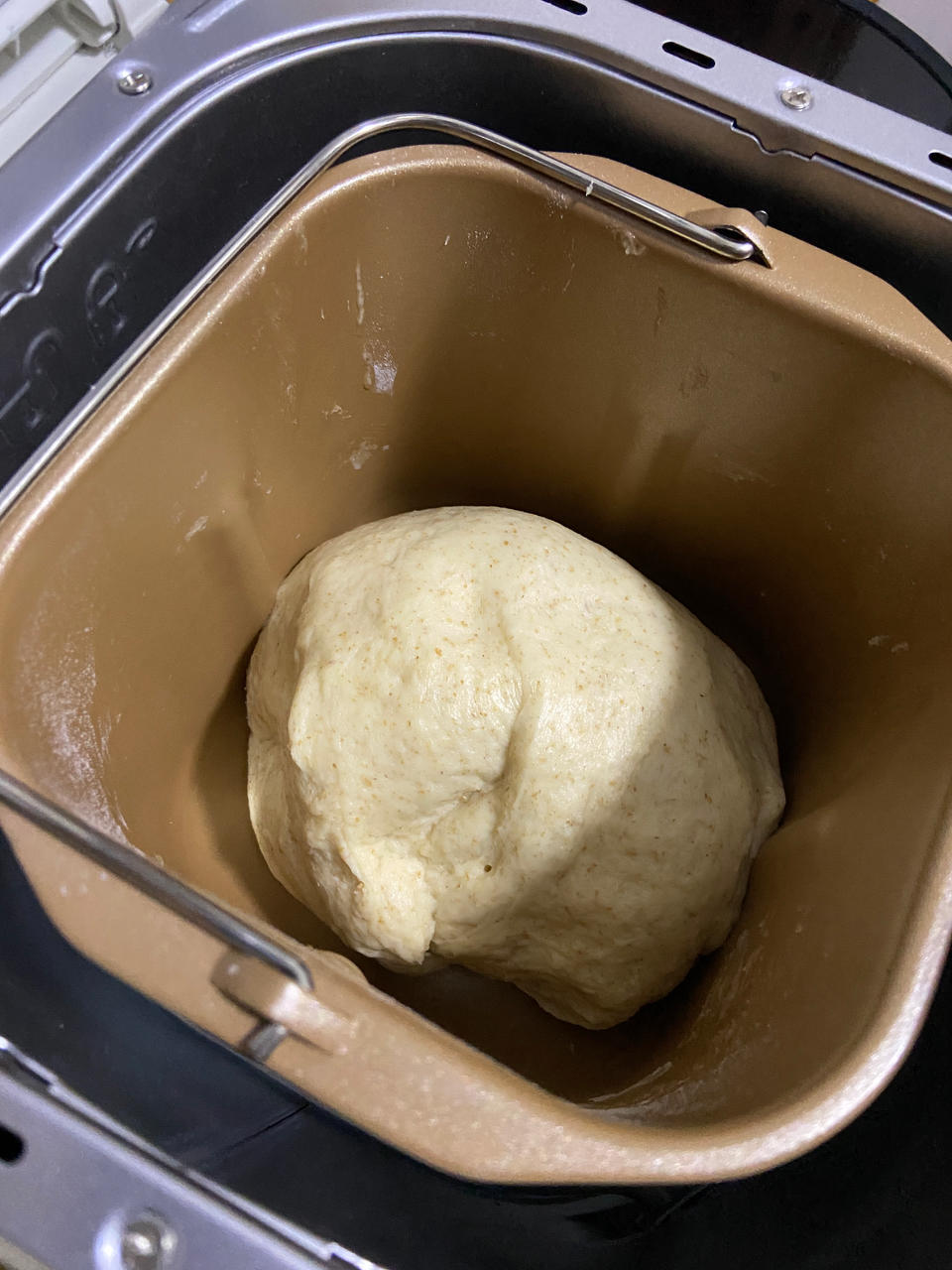 又香又软又拉丝，咬一口奶香十足！超治愈的淡奶油波兰种小餐包