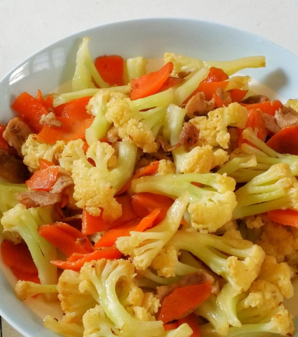 蜂蜜四叶草做的胡萝卜炒有机花菜