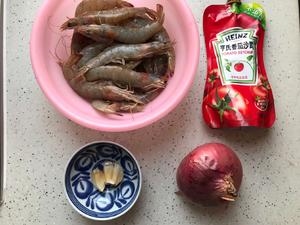蒜蓉茄汁葱香开背虾的做法 步骤1