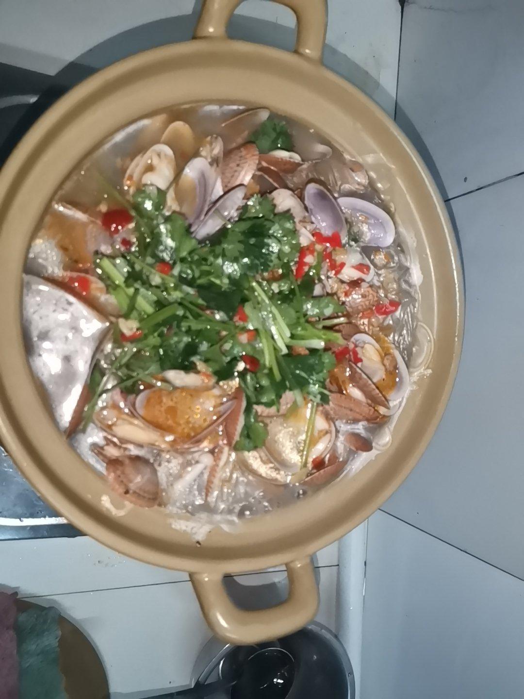 鲜到爆的花甲粉丝煲