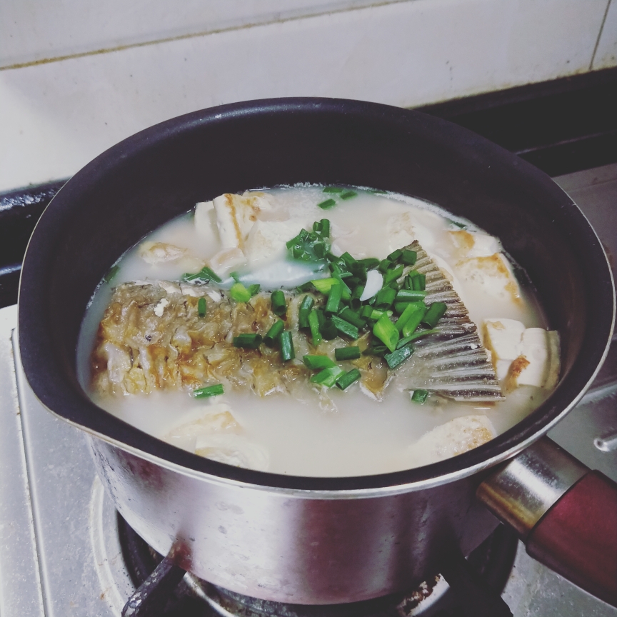 鱼尾豆腐汤的做法