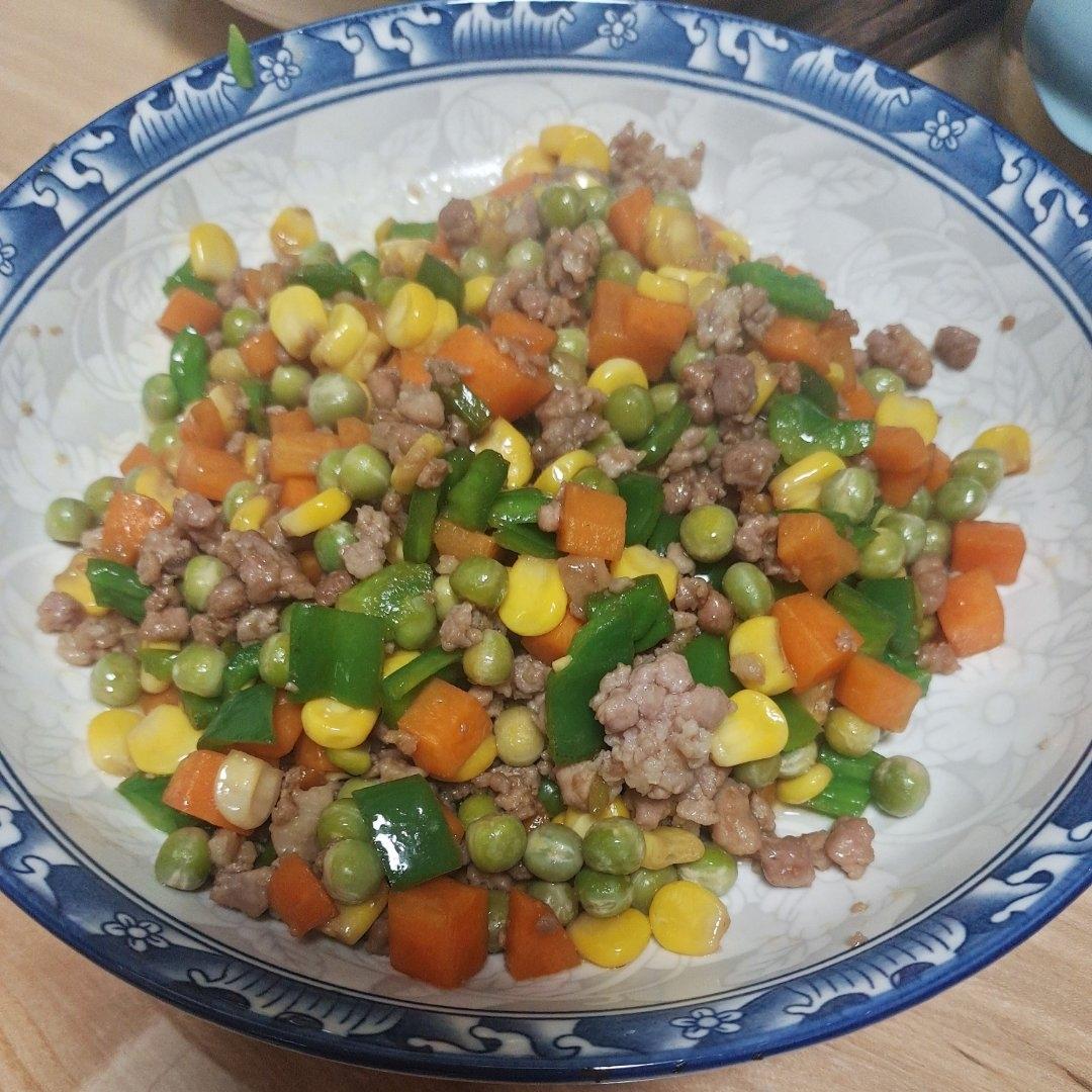 炒四丁（肉丁、豌豆、胡萝卜丁、玉米粒）