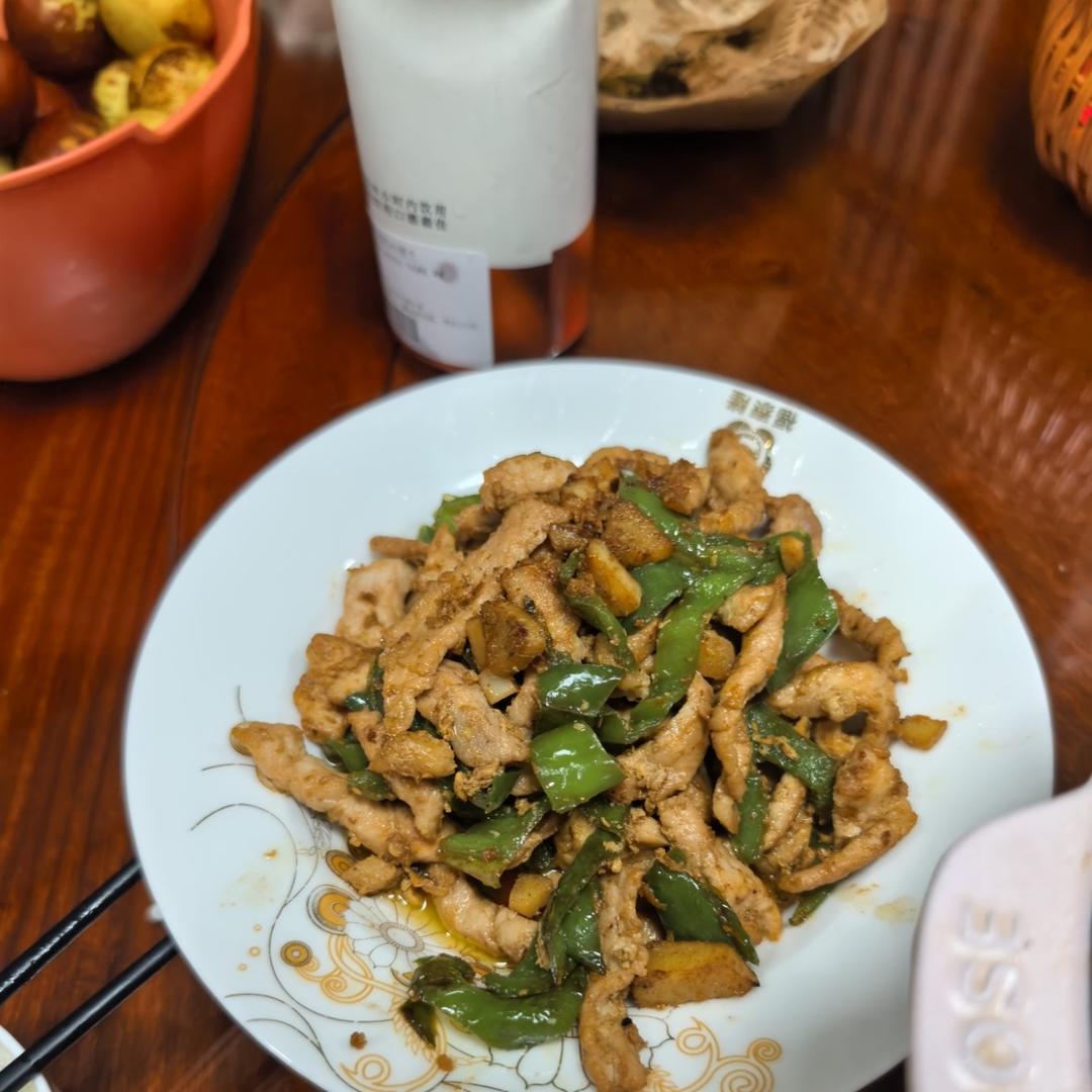 经典的家常菜，青椒炒肉丝，简单的食材也能做出如此美味