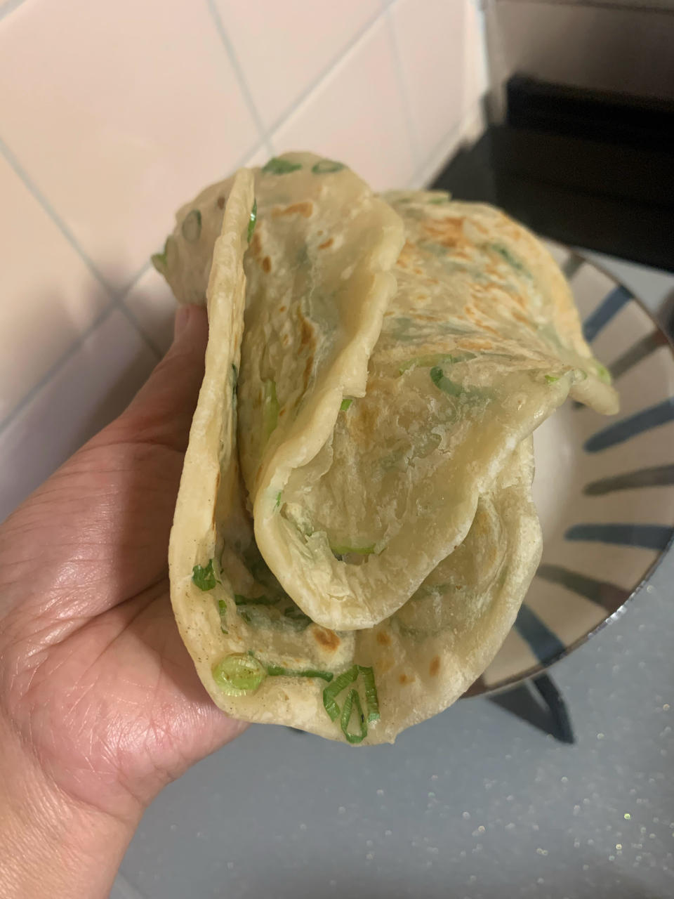 家常葱油饼 柔软多层 凉了也不硬 附细节视频详解