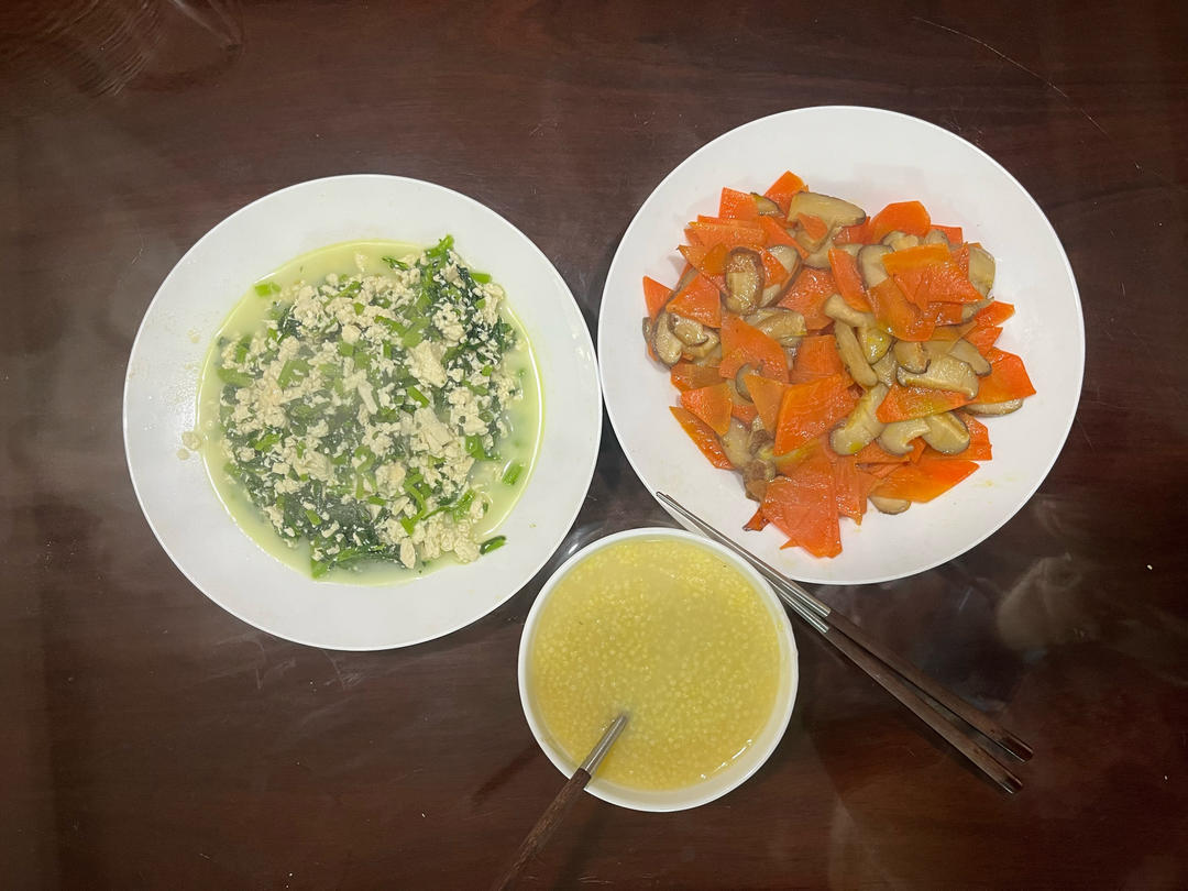 茼蒿小豆腐一五分钟美食