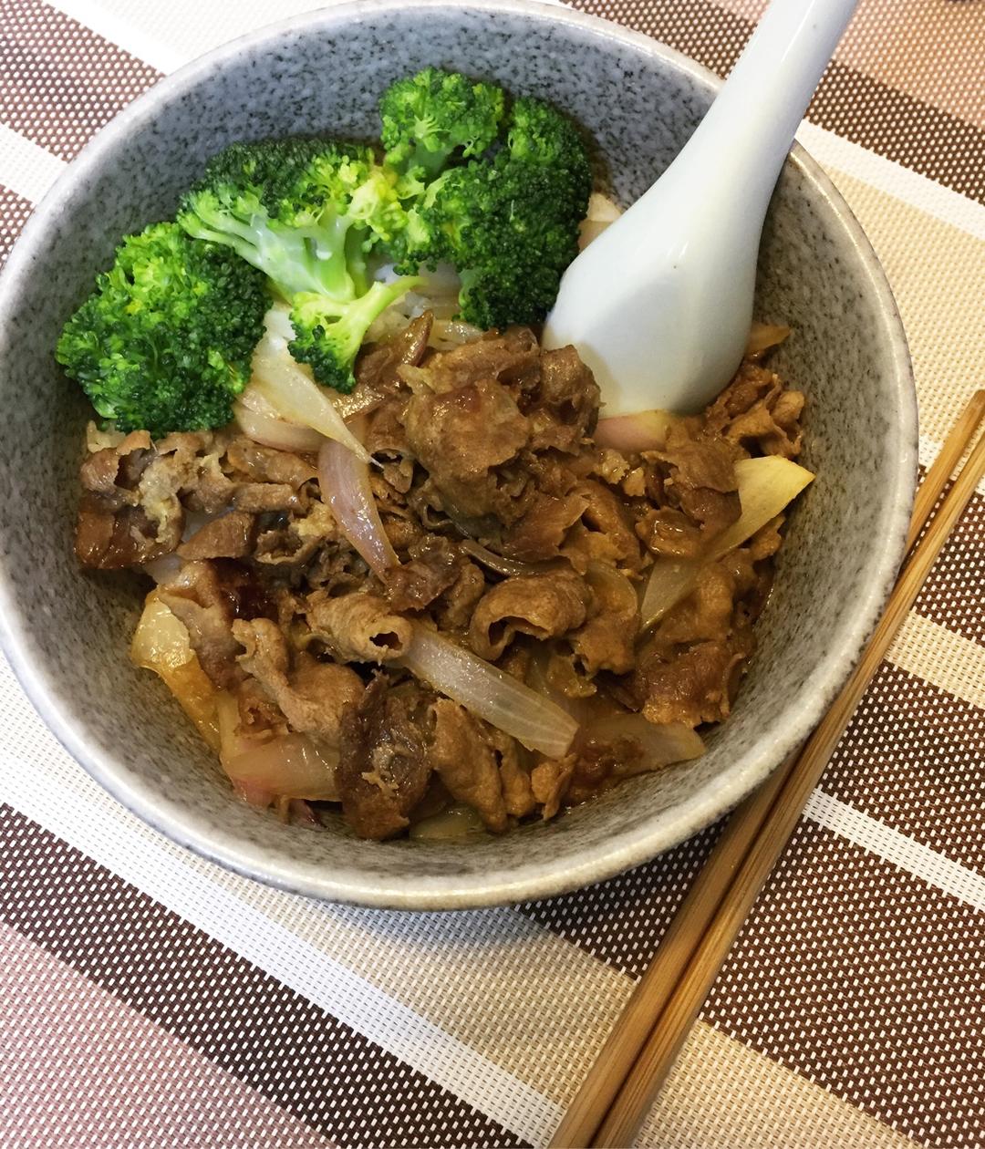 小肉墩的饲养员做的肥牛饭