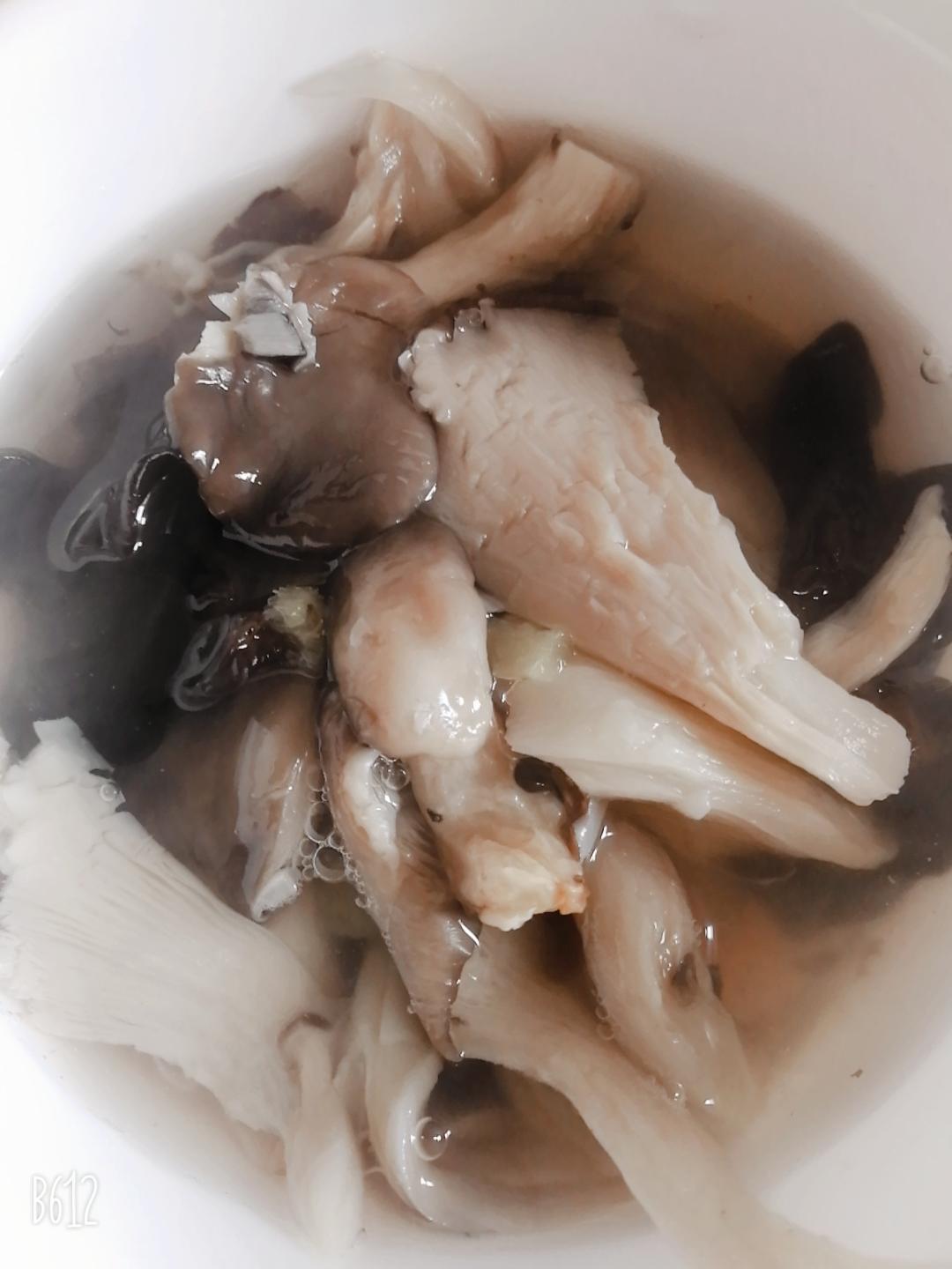 清淡又营养的平菇木耳汤