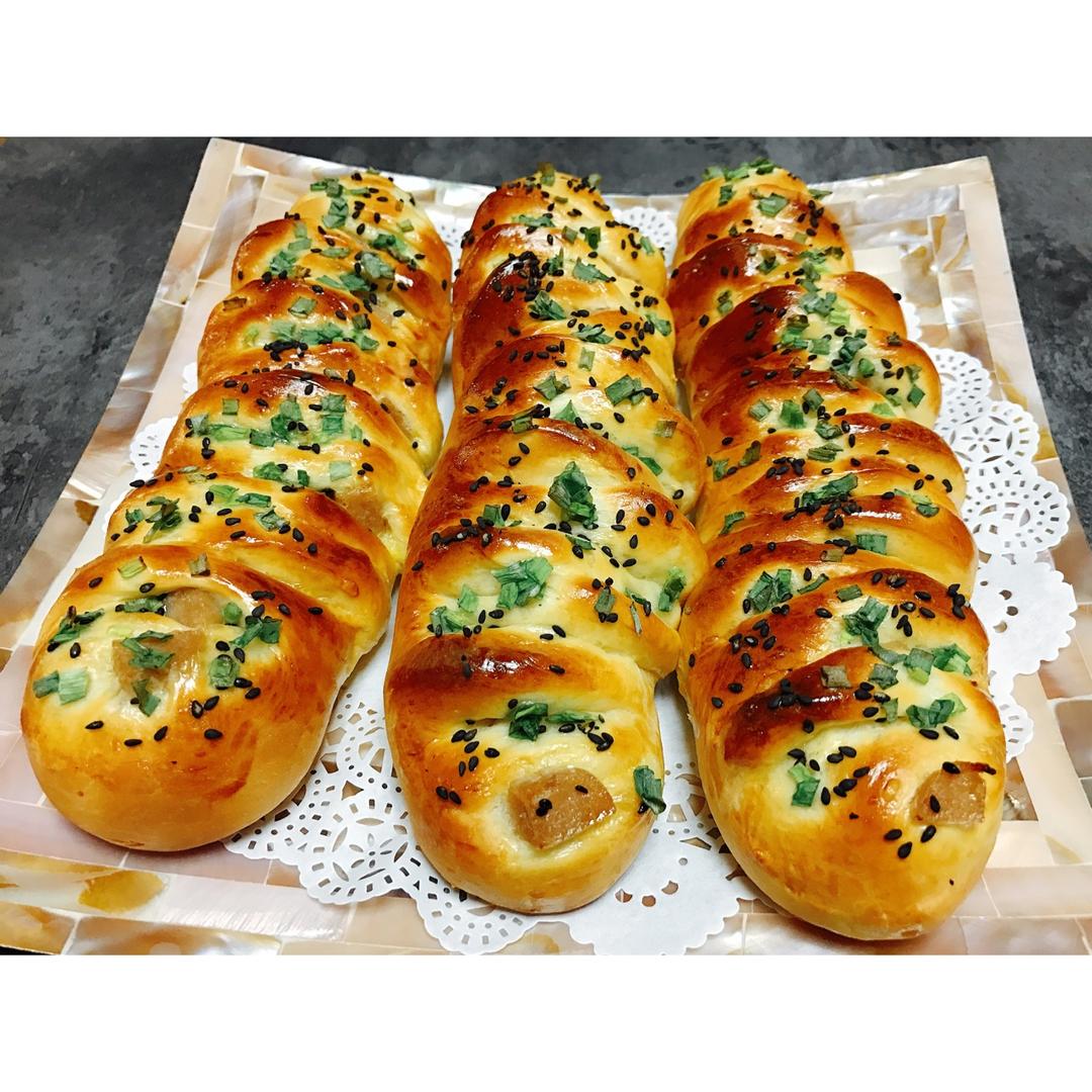 鹏妈在奔跑做的葱香火腿肠面包