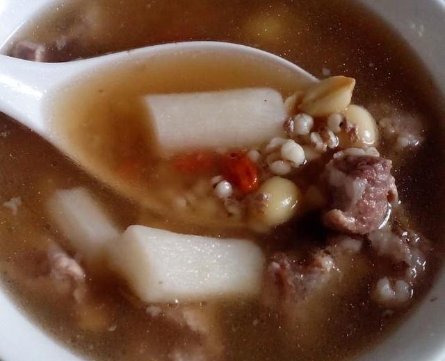 淮山排骨薏米莲子汤的做法