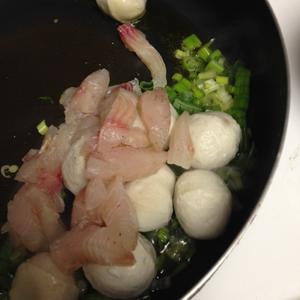 海鲜豆腐大杂烩的做法 步骤2