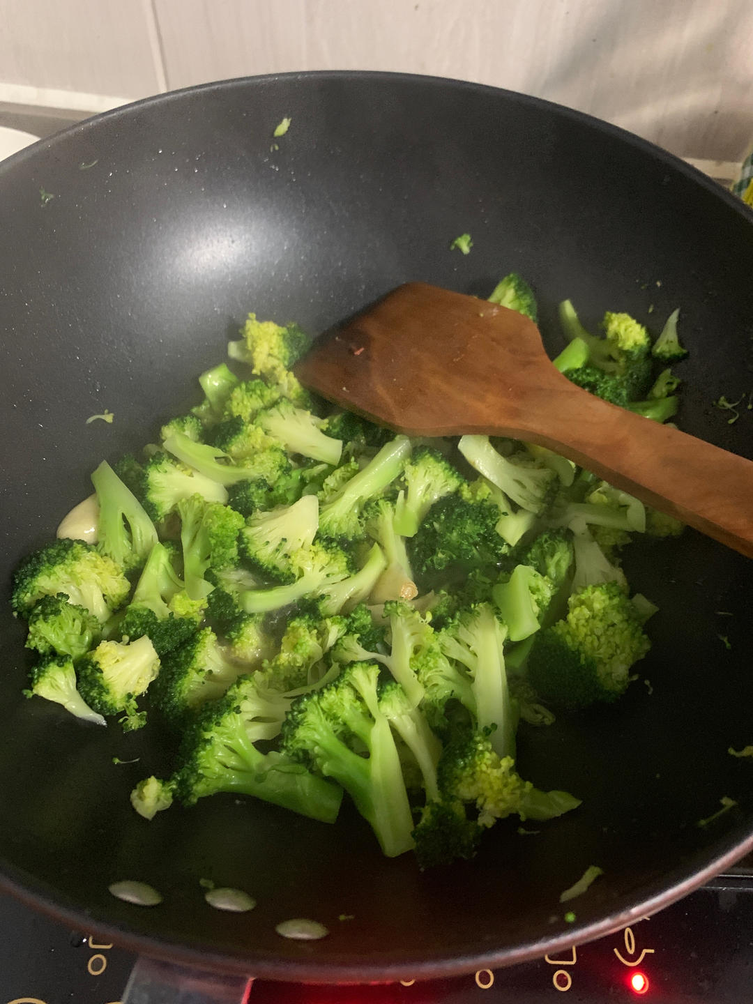 好吃到爆的耗油蒜蓉西兰花(从不修图，喜欢请关注)