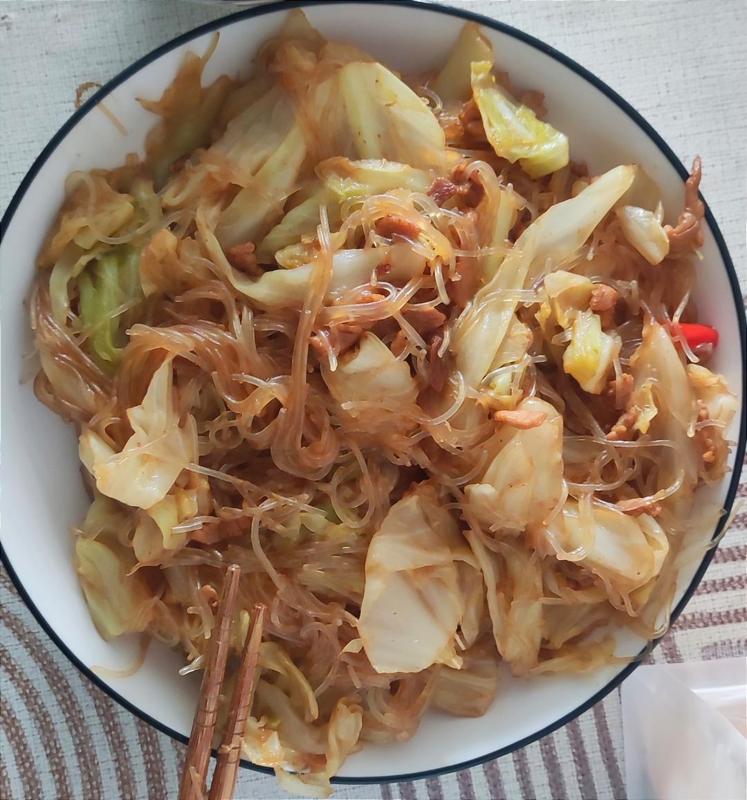 最近爱吃粉丝粉条～包菜炒粉丝