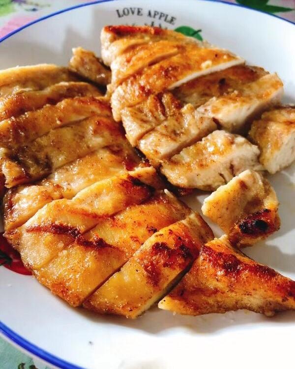 健身厨男版：香煎滑嫩鸡胸肉，全网最流行的鸡胸吃法！