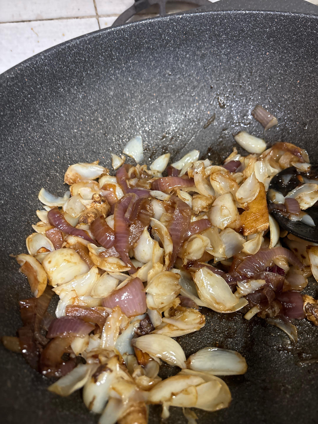 这菜酒店🏨调料复杂，重油重口味😕，入口很油腻😩，还盖掉了😒百合自身的清甜味，家烧“慢火🔥焗百合”，入口👄清清爽爽，粉粉😙糯糯，清香甘甜😋，源滋源味⭐🌟✨